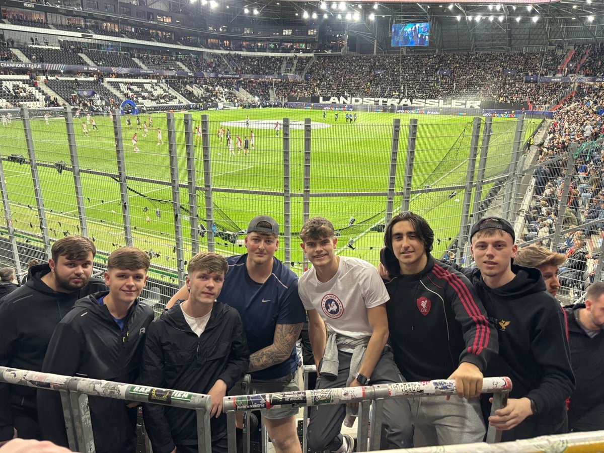 TomHutch0's tweet photo. Same boys different gaff always boss #lfc https://t.co/KoiLNdrguy
