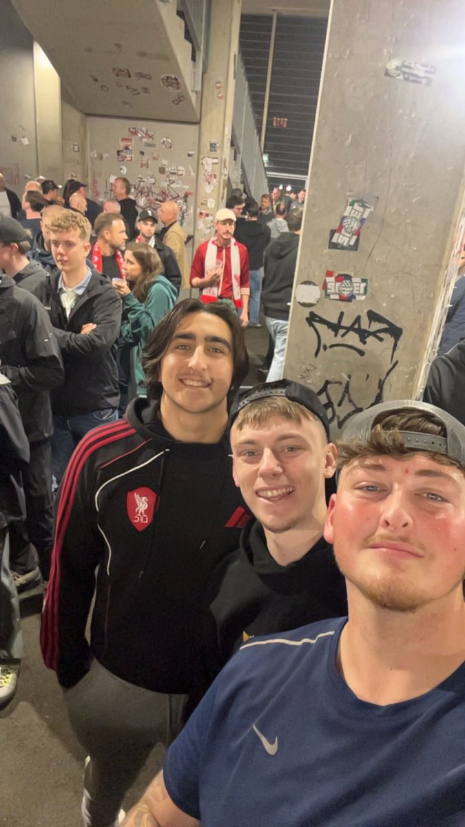 TomHutch0's tweet photo. Same boys different gaff always boss #lfc https://t.co/KoiLNdrguy