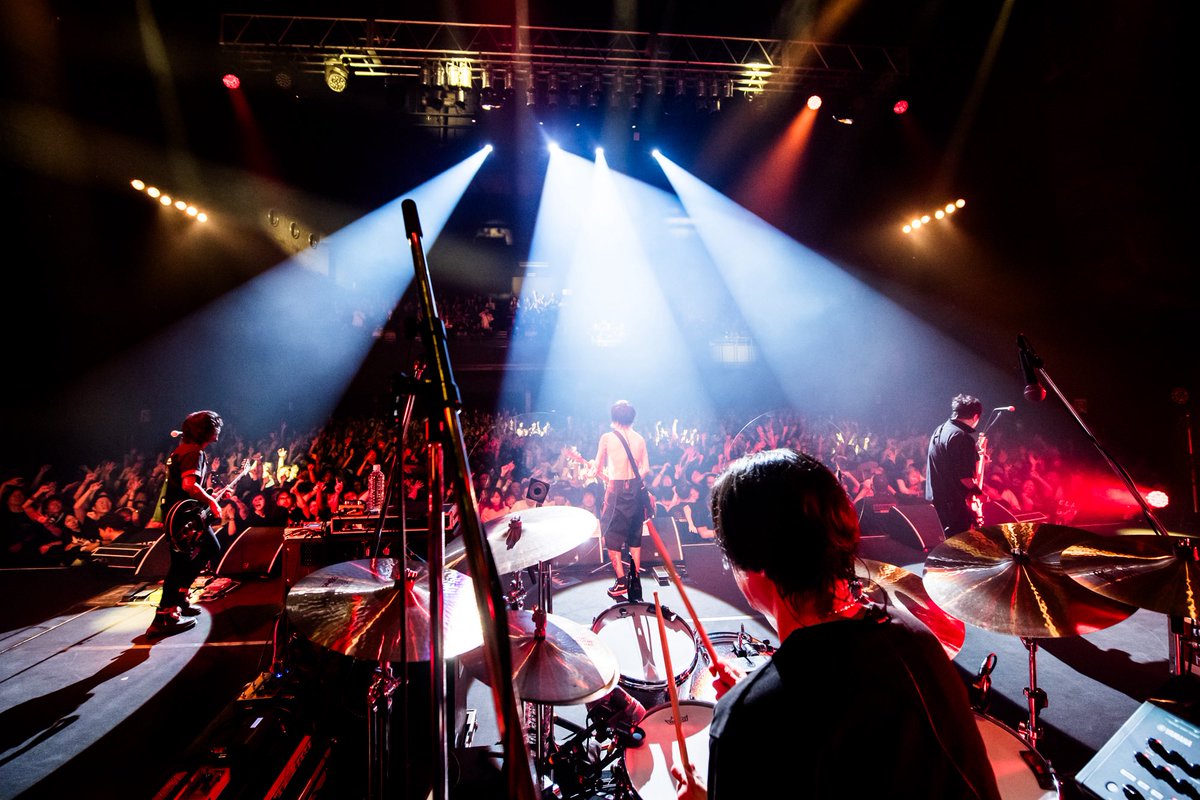 ishii_maki's tweet photo. 🔥ELLEGARDEN🔥

"Bad For Education Tour II (2026)"

10/13 ツアー初日！

Zepp 福岡Day1の写真たちがアップされました📸(15枚)

新曲お披露目&amp;最高のスタート🔥🔥🔥🔥
https://t.co/pafMGJ80uf

#ELLEGARDEN https://t.co/bBlL0HiJS5