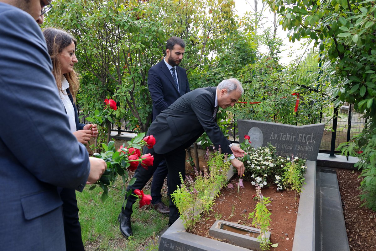 Diyarbakirbaro's tweet photo. Baromuzun 50. Olağan Genel Kurulunda Baro Başkanlığına seçilen Av. Sertaç Buluttekin ve Yönetim Kurulu üyelerimiz, Baro Başkanımız Av. Tahir Elçi’nin kabrini ziyaret etti. https://t.co/5JhvD2taGj