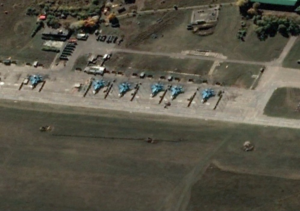 pampaIIIpelis's tweet photo. #UCRANIA golpea duro en la base aerea de Borisoglebsk , donde se reportan al menos seis SU-34 que se encontraban en pista , destruidos https://t.co/JtbAgoPKXB