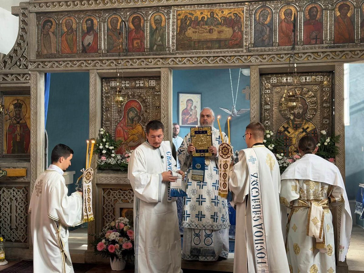 filipstojam's tweet photo. 🙏 Данас во Книн беше прославена храмовната слава – Покров на Пресвета Богородица. Со Света Литургија и литија околу храмот, верниците ја продолжија вековната традиција на далматинските Срби. 🇷🇸🕊️
#Книн #ПокровНаПресветаБогородица #Православие https://t.co/b5WBk1EMNj