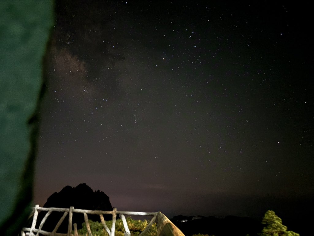 Cleowanyan's tweet photo. 如果我拍黄山上的星空，阁下该如何应对？
#登山 #夜爬 #night #hiking #夜間ハイキング https://t.co/zPKLsPbq9T
