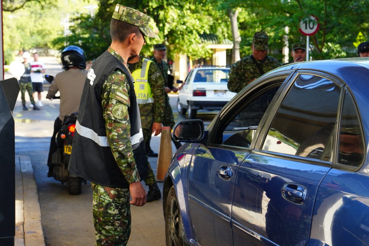 Ejercito_Div2's tweet photo. #DisciplinaMilitar || ¡La prevención empieza por casa!

La sección de preservación y seguridad de la #Brigada30 adelantó una jornada de sensibilización vial en el Cantón Militar San Jorge, compartiendo tips de conducción segura para evitar incidentes sobre la vía.
@ejercito_COPER https://t.co/WzzyAcLQpA