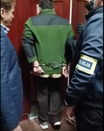 ZaPLMundurem's tweet photo. Po lewej Marcin Nowaczyk dyrektor #ZOOŁączna , po prawej 31-letni obywatel Ukrainy podejrzany o zabójstwo księdza oraz ranienie czterech innych osób w Klasztorze Sióstr Benedyktynek w Jarosławiu https://t.co/iOfUPqFjUK