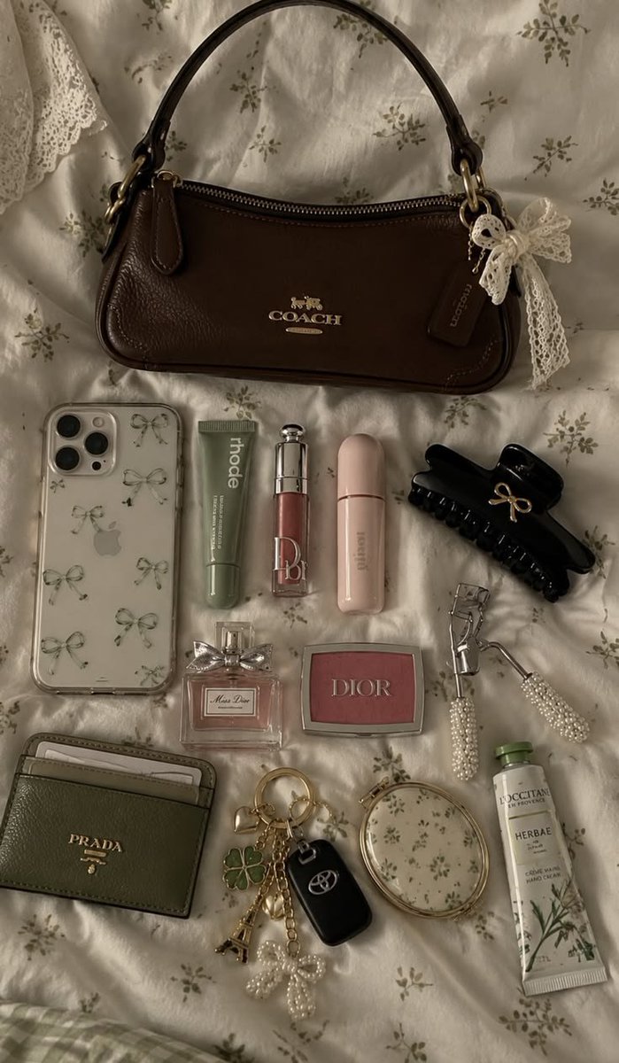 Aurielle007s's tweet photo. What's in my bag https://t.co/yelEmmX28Q