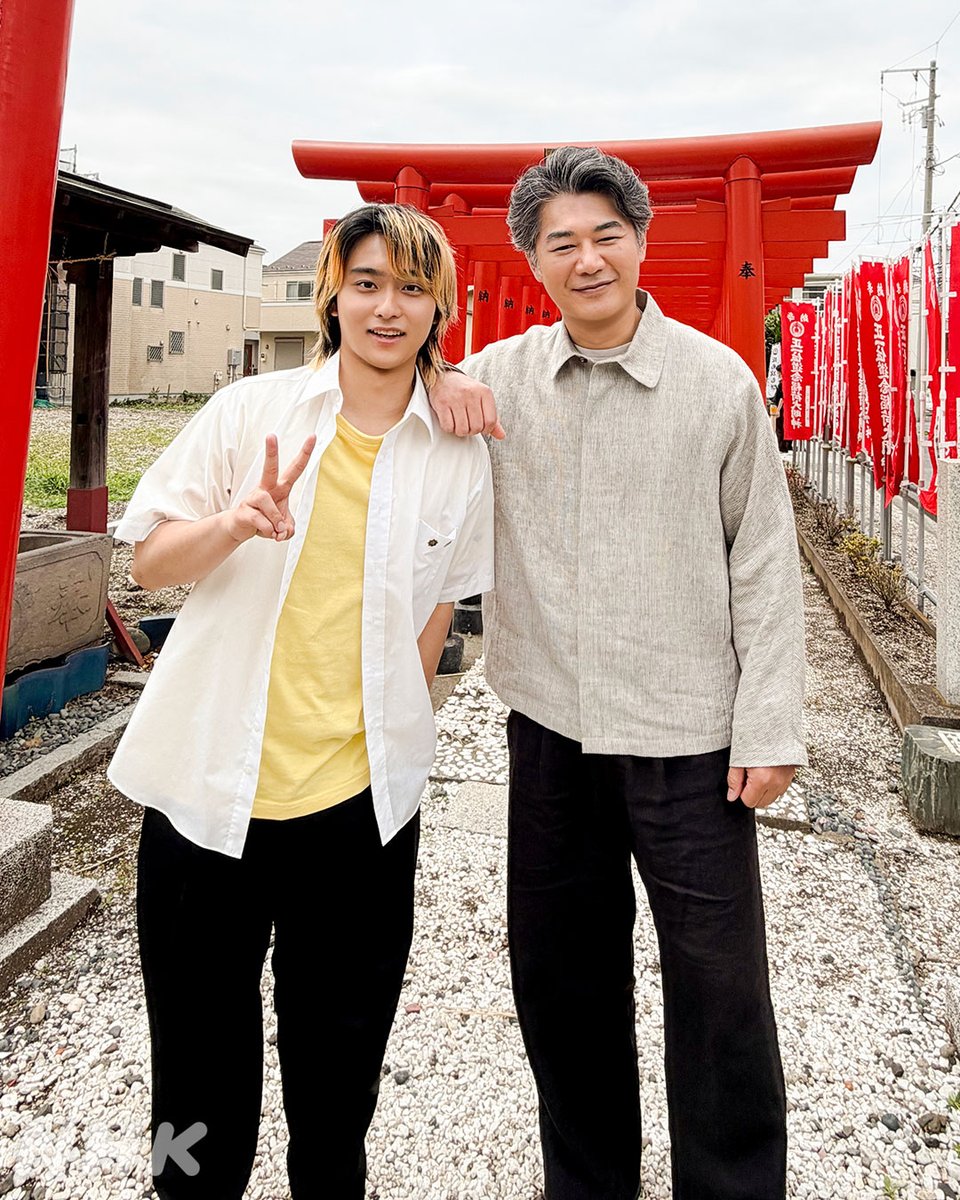 nhk_dramas's tweet photo. 🌙#夜ドラ【#税金で買った本📚】
📲最終週はNHK ONEで配信中！

父親を見かけるも
声をかけられなかったあの時―

ってこともありましたね
小さいころにも訪れた神社で📸

#奥平大兼 #平山浩行
▼もう一度見たい方はこちらから
https://t.co/oFFU2lcWMZ https://t.co/aNJ5TSZIte