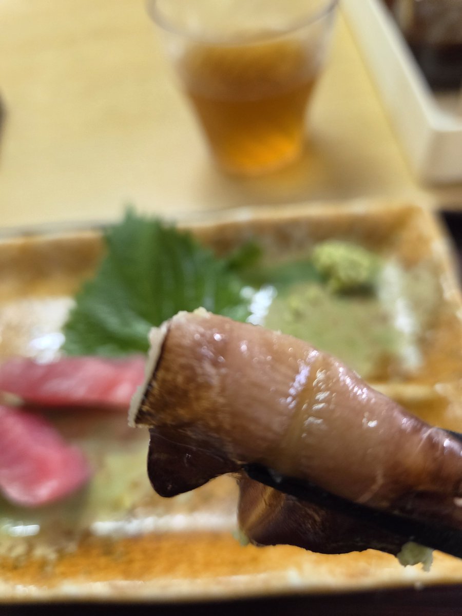 matsuikoji's tweet photo. 京都の個人食堂、カウンターを、明日に繋ぐ。そのために足を運ぶ。
仕事柄レセプションにお招きを受けることは多いのですが、御挨拶、会話、御挨拶…で、何も食することがないほうが多いのが実態です。
今宵も、一時間半の滞在でも、何も食さず。飲み物はウーロン茶のみ。

結局、馴染みのママさんのカウンターで、おばんざい定食？
で、一日一碗は、お茶。
でも、実のところ、嬉しいんです、これが。

私の食事は食堂やカウンターで支えられています。考えてみたら幼い頃から、私は賄いで育ってきたので、実は私にとっては、それがごくごく自然なことなんです。

でも、公衆浴場が近年激減しているのと同じで、京都にいきづく個人食堂、個人喫茶、個人のカウンターなども年年歳歳、厳しい事業環境に置かれています。銭湯のように府市協調で支援をしているところもありますが、なかなか個人店全般を経済的に支援するにも限界があります。
私は、引用元にも発言していますとおり、最終的には、お店を支えるのは顧客であり、地域だと思います。
行政は、ある時期、きっかけを作ったり、黒子としての一定の支援を行うことは可能かもしれませんが…

なので、ごまめの歯ぎしりと言われようが、自分でてきる範囲で、ファンとして個人店を支えて行こうと思っております。