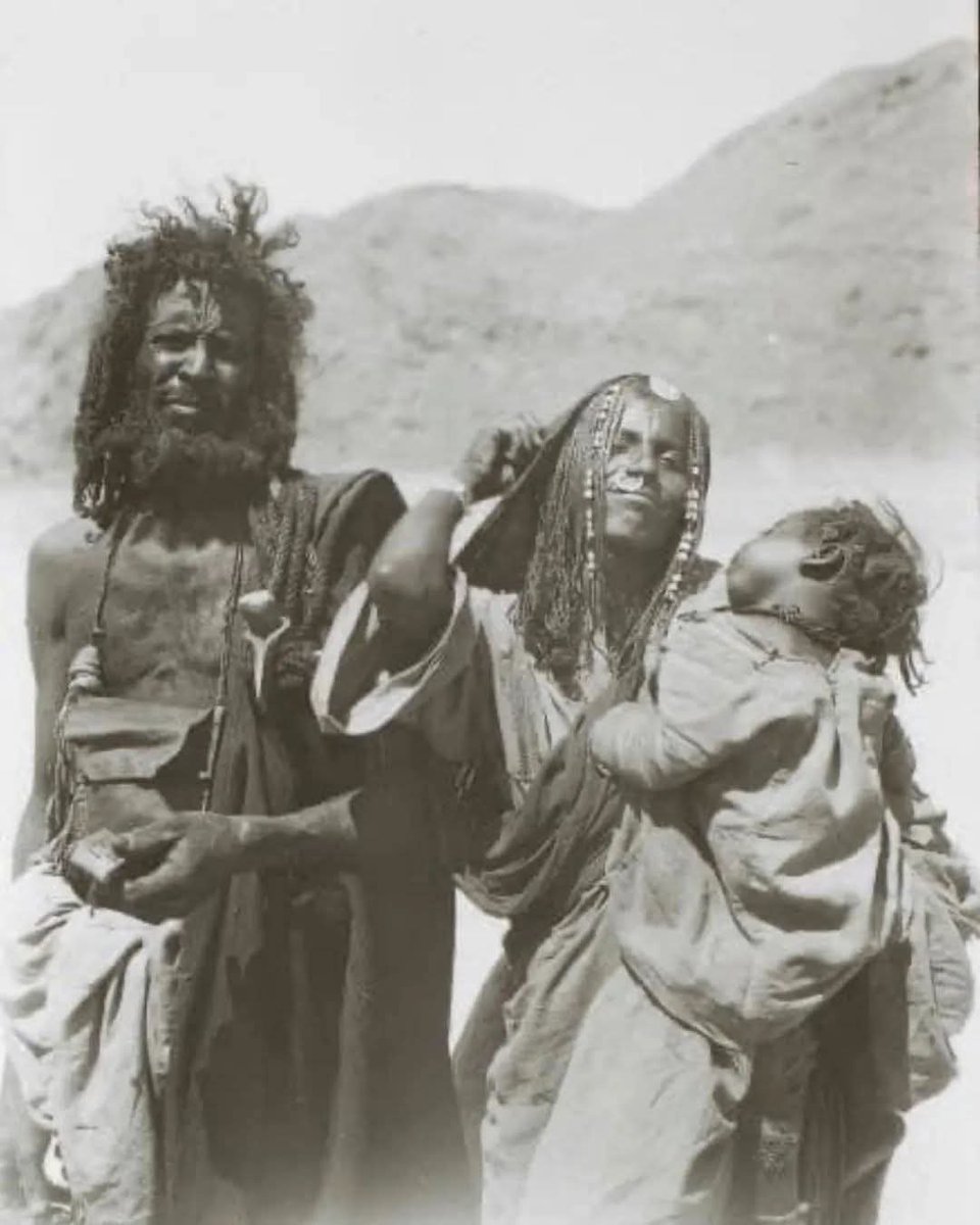 historical_Afr's tweet photo. Bisharin family in the Nile Valley Egypt 1890-1910. When Europeans arrived they documented indigenous people still inhabiting the lands during the colonial era, the modern country of Egypt was only created in 1953. https://t.co/seW9srwKQz