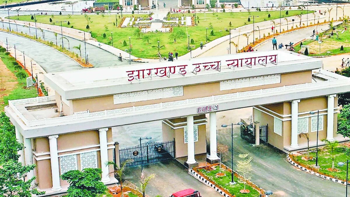 lagatarIN's tweet photo. HC ने 18 वर्षों से कार्यरत एंबुलेंस चालकों के नियमितीकरण पर 12 हफ्ते में निर्णय लेने का दिया निर्देश https://t.co/32xSAVggaW
#jharkhand #Highcourt #Ambulancedriver https://t.co/1sH2oTNeza