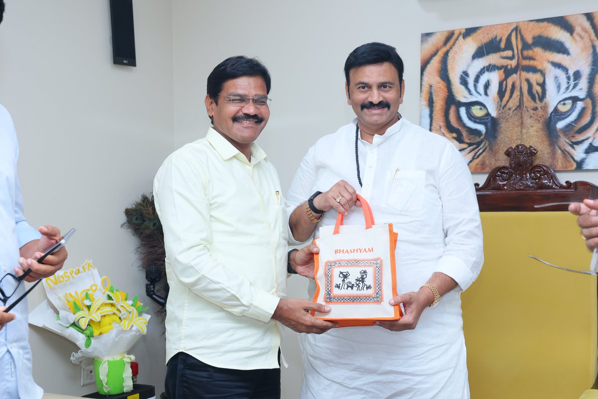 BhashyamBRK's tweet photo. నేడు ఆంధ్రప్రదేశ్ శాసనసభ ఉప సభాపతి, ఉండి నియోజకవర్గ ఎమ్మెల్యే గౌరవ శ్రీ రఘురామ కృష్ణంరాజు గారిని భీమవరంలోని వారి స్వగృహంలో మర్యాదపూర్వకంగా కలిశాను. ఈ సందర్భంగా రానున్న స్థానిక సంస్థల ఎన్నికలు, ఆకివీడు నగర పంచాయతీ ఎన్నికల నిర్వహణకు సంబంధించిన పలు అంశాలపై విస్తృతంగా చర్చించాము.

కూటమిలోని తెలుగుదేశం, జనసేన, భారతీయ జనతా పార్టీ నాయకులు, కార్యకర్తలు పరస్పర సమన్వయంతో ముందుకు సాగుతూ, ఎన్నికల కార్యాచరణను పక్కా ప్రణాళికతో అమలు చేయాలని ఈ సందర్భంగా కోరాను.

నరసాపురం పార్లమెంట్ పరిధిలో కూటమి అభ్యర్థుల విజయానికి సమష్టి కృషి, నాయకుల మధ్య సమన్వయం, కార్యకర్తల భాగస్వామ్యం కీలకమని పేర్కొంటూ, అందరం కలిసికట్టుగా పనిచేయాలని పిలుపునిచ్చాను.

#AndhraPradesh #RaghuRamaKrishnamRaju #Narasapuram #PoliticalMeeting #LocalBodyElections