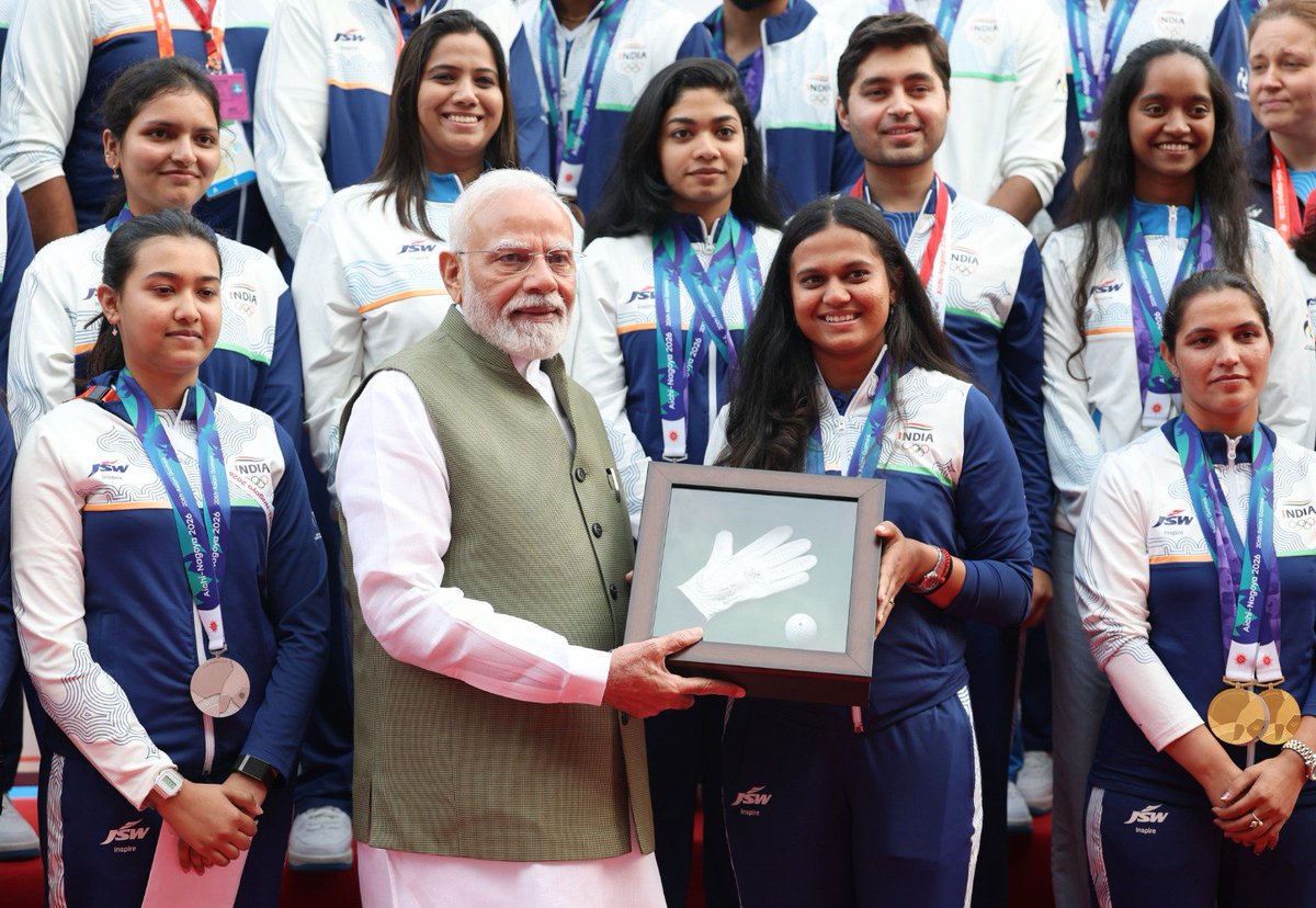 narendramodi's tweet photo. Glimpses from a memorable interaction with our champions who made India proud at the Asian Games! https://t.co/YovmboGfBO