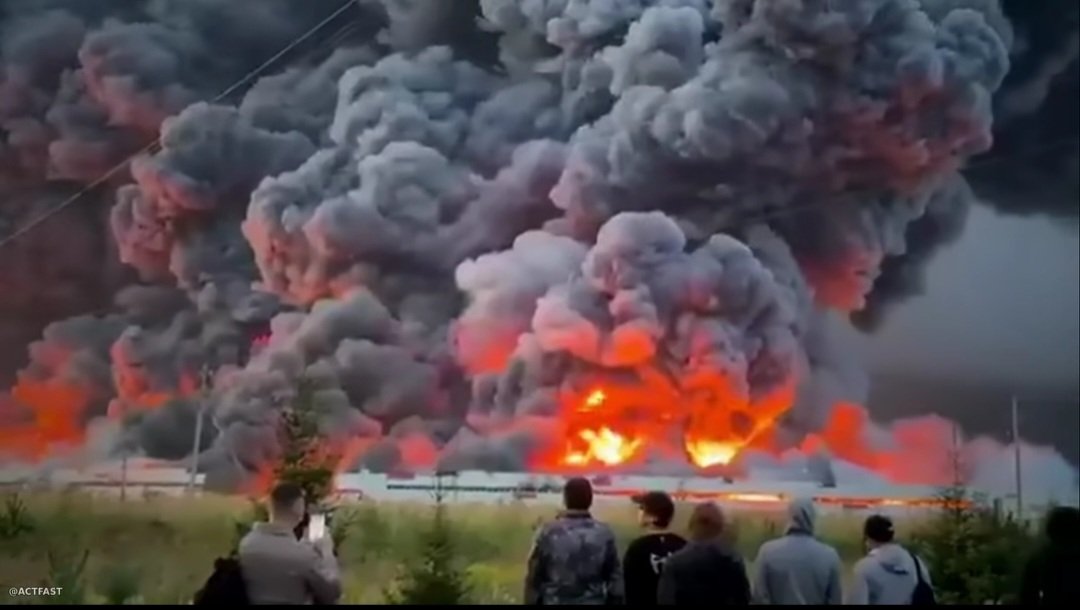 AzPetrich's tweet photo. Despite being betrayed by Trump and having Starlink shut off by Musk, Ukraine has hit a FOURTH major data center in Russia. They are unstoppable!

🇺🇦 Slave Ukraine! 🇺🇦 https://t.co/ad9BSbs98F