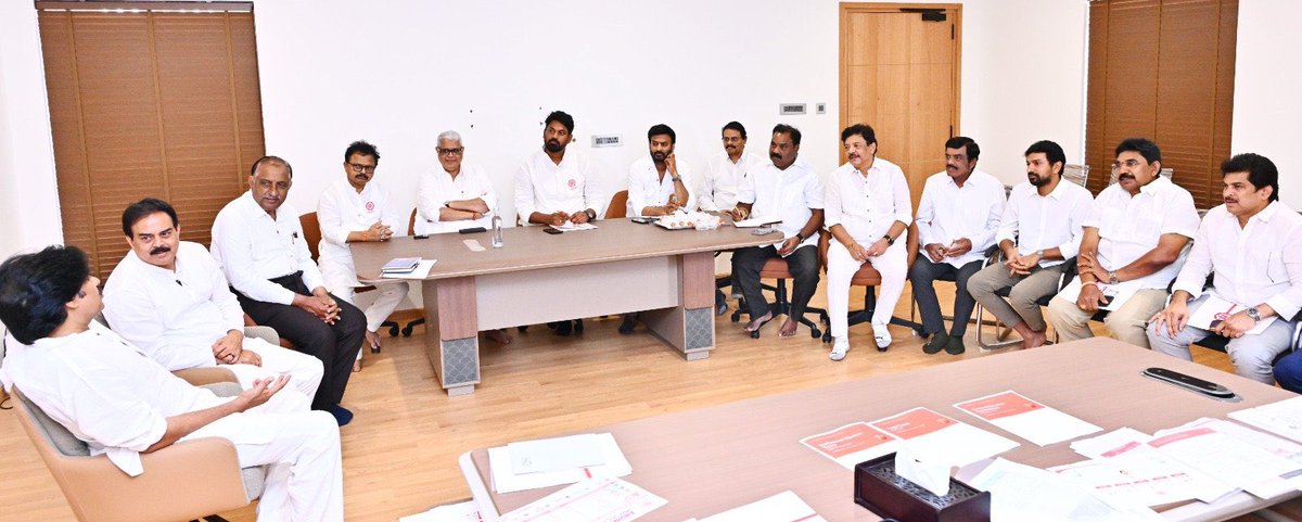 BhaskarYanamala's tweet photo. స్థానిక సంస్థల ఎన్నికలలో అనుసరించాల్సిన విధి విధానాలపై జనసేన పార్టీ అధ్యక్షులు, ఉప ముఖ్యమంత్రి శ్రీ @PawanKalyan గారు ఈ రోజు పార్టీ కేంద్ర కార్యాలయంలో- ఎన్నికల నిమిత్తం నియమించిన కమిటీల సభ్యులతో చర్చించారు. https://t.co/TAkkc6ogA6