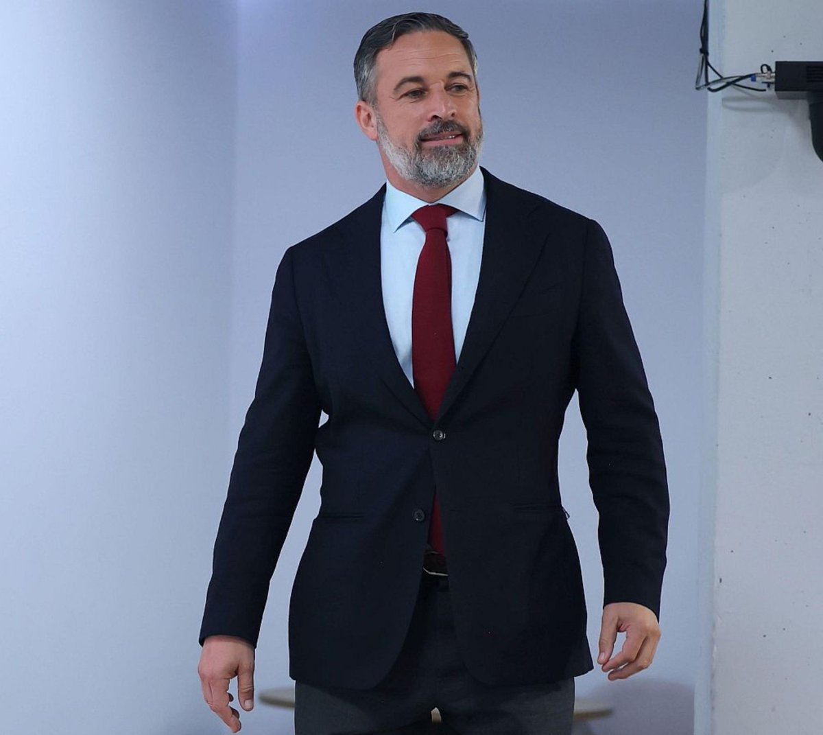 SuperViiral's tweet photo. 💥 Esto es Santiago Abascal :

- Defiende el concepto de familia... Pero está divorciado

- Defiende la mili... Pero no quiso hacerla

- Está en contra de los chiringuitos... Pero ha vivido toda la vida de ellos

- Habla de trabajar... Y no ha currado en su vida https://t.co/1QrjR1im2T