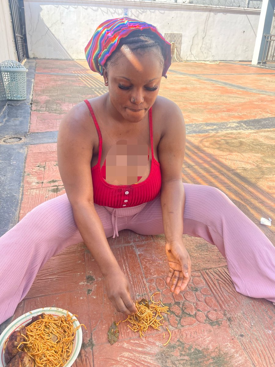Fine_Babyyy's tweet photo. Truly eating from the floor is more nutritious🥹😂😏 https://t.co/2hfWXDGudU