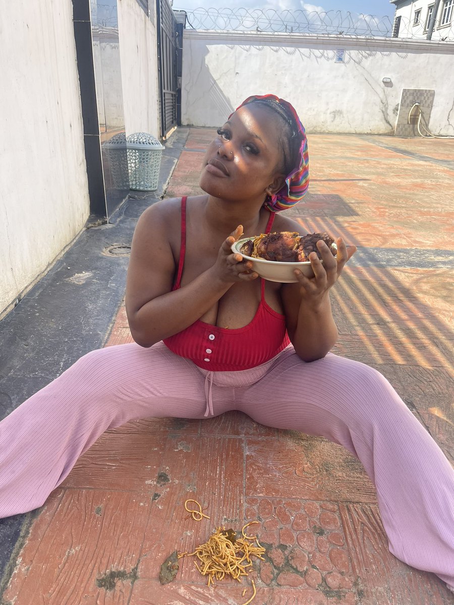 Fine_Babyyy's tweet photo. Truly eating from the floor is more nutritious🥹😂😏 https://t.co/2hfWXDGudU