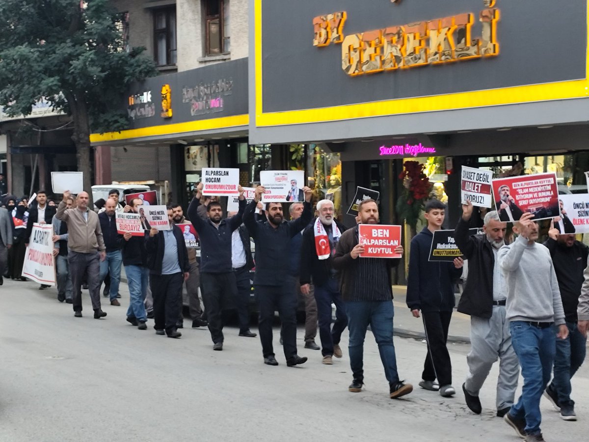 Gantepfurkan2's tweet photo. "SİYASET DEĞİL, ADALET İSTİYORUZ!

Alparslan Kuytul Hocaefendi, Semra Kuytul  Hocahanım ve haksız şekilde tutuklu bulunan tüm kardeşlerimiz için 20. kez #ÖzgürlükYürüyüşü gerçekleştirdik.
Adalet gelene dek #AdaletBekleyişimiz ve #Özgürlükyürüyüşleri miz devam edecek.

Tutukluluk cezaya dönüşmesin, adalet gecikmeden tecelli etsin istiyoruz.

📍 Gaziantep - Şehitkamil

#YargıEliyleZulüm 
ZulmeKarşı Meydanlardayız