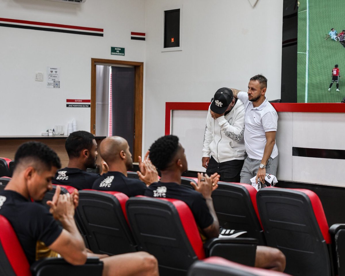 andrehernan's tweet photo. Luan rescindiu com São Paulo. Despedida teve a participação do elenco e o jogador se emocionou. Luan é formado em Cotia e teve participação importante no título Paulista de 21. Volante está livre no mercado. https://t.co/vHttvJStS7