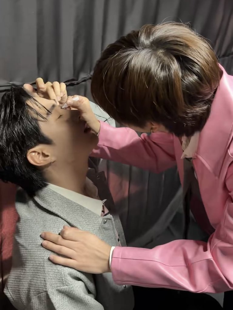 myfirstloveone's tweet photo. ถึงไม่ทำเลสิค ฮีก็อ้อนให้น้องหยอดให้อยู่แล้วอะ ข้อดีของการมีแฟนสินะ 

#TleFirstone https://t.co/jEo6iy1QQJ