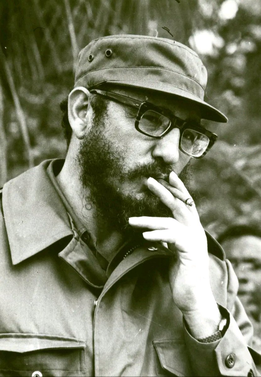 MinfarC's tweet photo. Fidel: "No hay nada comparable al sentido de la dignidad y del honor. No hay nada comparable al sentido del patriotismo y al orgullo de los hombres y mujeres de un pueblo revolucionario". #FARCuba https://t.co/pdHSBKroDy