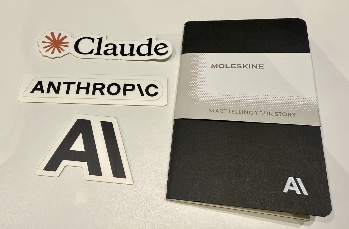 daredaro_F's tweet photo. 無事に帰宅しました!!
今日のLT(最初のほう)で「ちいさいAIパートナーがHaikuでClaude Codeの作業を実況中継するMods」を発表した者です!!!
こちらはLTのお土産の、Anthropic印のモレスキンのミニノートとステッカー!!!楽しい日でした✌️✨✨
#ClaudeModsHack https://t.co/PvYvlpfsSm