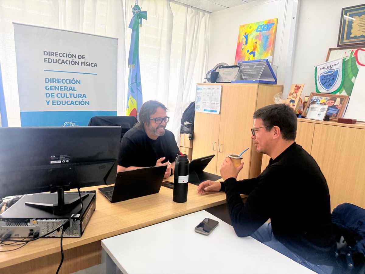 Leot14's tweet photo. 🤝 En📍La Plata, nos reunimos con el subsecretario de Deportes bonaerense, @cardozocristian, para seguir fortaleciendo la articulación entre la Educación Física y el Deporte en la Provincia.

🏅 Los Juegos Bonaerenses, los JEBO y la planificación del Verano en la Provincia, son parte de una agenda compartida para ampliar oportunidades y garantizar más derechos.

En la PBA💙, el Deporte y la Educación Física se fortalecen con políticas públicas, trabajo conjunto y un Estado presente.

@Kicillofok @flaviaterigi @larroqueandres