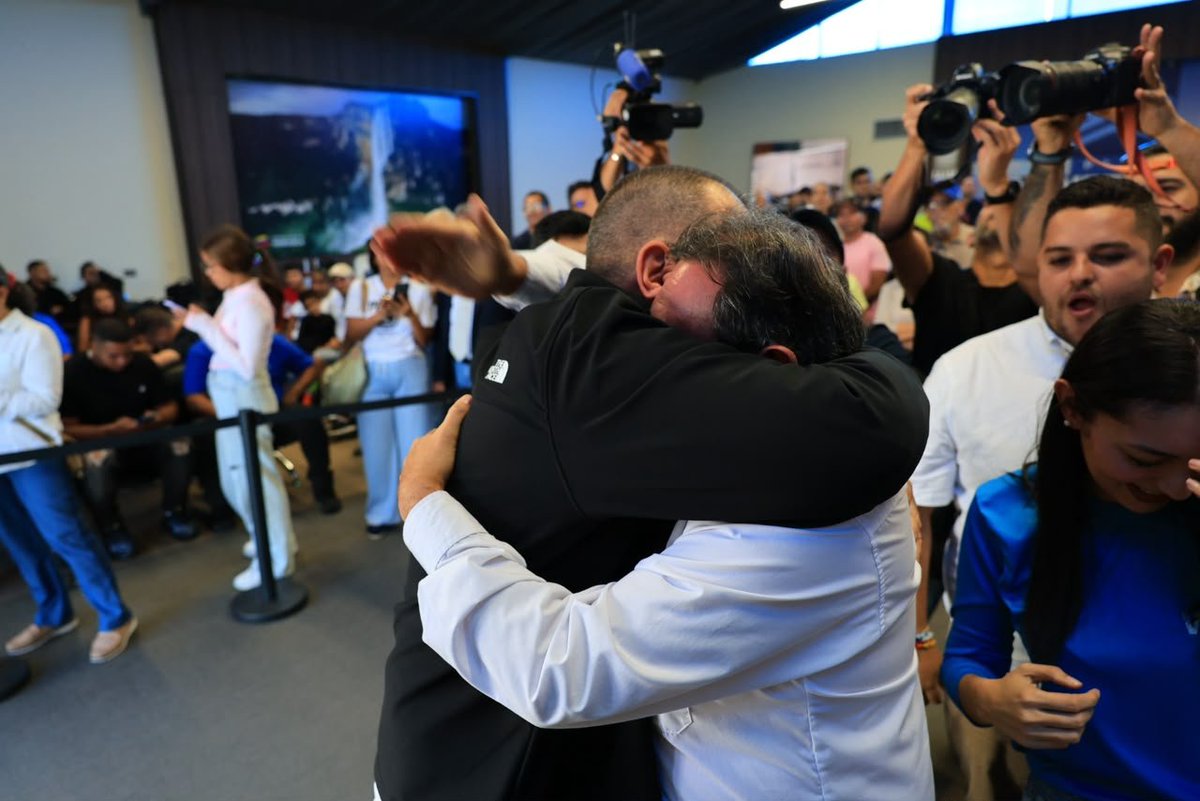 VenteVenezuela's tweet photo. ¡Bienvenido a casa, Gustavo! 🇻🇪

Tras más de dos años y medio de exilio, nuestro Coordinador estadal de @ventezuliav, Gustavo Ruiz (@GRRuizVE), regresa a Venezuela. 

Ni la distancia ni la persecución doblegan la determinación de quienes luchan por la libertad y la democracia. 

¡Seguimos hasta que todos puedan volver a casa!