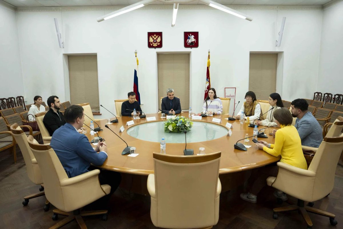 limansk's tweet photo. Москва в ритмах народов мира: 21 октября столица вновь объединит молодёжь разных национальностей! 🌍

Уже 21 октября в московском клубе «Урбан» состоится XXI молодёжный межнациональный вечер «Москва в ритмах народов мира» — одно из ярких событий, объединяющих представителей национальных молодёжных объединений, студенческих землячеств и культурных сообществ столицы.

Это не просто встреча представителей разных народов, а возможность познакомиться с культурными традициями друг друга, завести новые знакомства и укрепить дружеские связи, которые становятся основой для дальнейших совместных инициатив.

О предстоящем вечере и других молодёжных проектах говорили 13 октября на очередном заседании Молодёжного дискуссионного клуба Московского дома национальностей, в котором я принял участие.

Вместе с директором МДН Сергеем Ануфриенко, начальником отдела по работе с молодёжью Саломеей Аблотия, специалистом по работе с молодёжью Юлией Затеваловой и коллегами из национальных молодёжных объединений обсудили результаты проделанной работы и планы на заключительные месяцы года.

Своими инициативами поделились представители корейской, бурятской, ингушской, дагестанской и калмыцкой молодёжи. Особенно приятно видеть, как расширяются направления деятельности землячеств: от сохранения национальных традиций и проведения ��ультурных мероприятий до профессионального развития, образовательных проектов и внедрения современных технологий.

Для меня как председателя Всероссийского межнационального союза молодёжи особенно важно, что национальные молодёжные объединения не замыкаются исключительно на деятельности внутри своих сообществ, а всё активнее взаимодействуют друг с другом. Именно в таком сотрудничестве рождаются настоящая дружба народов, взаимное уважение и новые общественные инициативы.

Впереди ещё немало интересных событий, но ближайшая точка притяжения �� «Москва в ритмах народов мира» 21 октября!

Регистрация на мероприятие: https://t.co/wNXaIEPuyc

Москва всегда была и остаётся городом, в котором переплетаются десятки культур, языков и традиций. И особенно здорово, когда всё это многообразие объединяет именно молодёжь! 🇷🇺

#МоскваВРитмахНародовМира #МосковскийДомНациональностей #МДН #ВМСМ #МолодёжьМосквы #ДружбаНародов #МежнациональноеСогласие #Москва