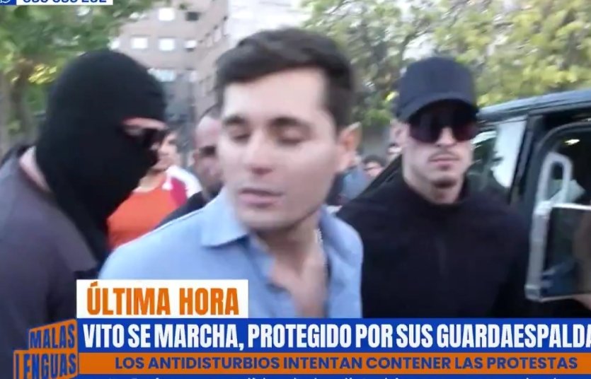 BEARPEDRA's tweet photo. Embozado acompañando a este tipo todo el rato y la policía no lo identifica. 
¿Que está pasando con nuestra policia? https://t.co/eK0tPdbelF