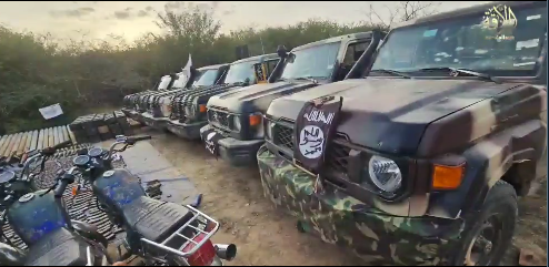 Wamaps_news's tweet photo. MALI 🇲🇱 I Attaque de Dioura : le JNIM a diffusé une longue vidéo de l'attaque du 10 septembre contre le camp militaire de Dioura.

De nombreuses sources, en plus des revendications du groupe terroriste, faisaient état de plus de 80 militaires maliens tués, ainsi que de 5 paramilitaires russes de l'Africa Corps🇷🇺. 
Plusieurs dizaines de FAMa avaient également été capturés, tandis que la majeure partie des soldats stationnés dans le camp avaient fui les combats. 

🔴Ces informations semblent malheureusement se confirmer pour l'armée malienne🇲🇱, après le visionnage de cette vidéo de propagande. 

➡️La vidéo commence par montrer un discours du commandant militaire du JNIM dans le centre du Mali Abou Mokhtar al-Ansari, déja commanditaire de l'attaque sur le même camp qui avait fait 41 morts FAMa en mai 2025. 

➡️ Sur les différents extraits, on constate  effectivement au moins une centaine de corps, ce qui confirme le bilan annoncé. On constate également qu'il y a au moins une vingtaine d'otages🇲🇱capturés par le groupe terroriste.
Une quantité considérable de matériel militaire également été emportée (voir 📸 ci-dessous). 

➡️ On constate aussi la fuite de centaines de militaires maliens après la prise effective du camp par le groupe terroriste.