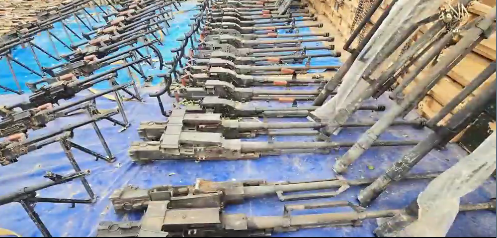 Wamaps_news's tweet photo. MALI 🇲🇱 I Attaque de Dioura : le JNIM a diffusé une longue vidéo de l'attaque du 10 septembre contre le camp militaire de Dioura.

De nombreuses sources, en plus des revendications du groupe terroriste, faisaient état de plus de 80 militaires maliens tués, ainsi que de 5 paramilitaires russes de l'Africa Corps🇷🇺. 
Plusieurs dizaines de FAMa avaient également été capturés, tandis que la majeure partie des soldats stationnés dans le camp avaient fui les combats. 

🔴Ces informations semblent malheureusement se confirmer pour l'armée malienne🇲🇱, après le visionnage de cette vidéo de propagande. 

➡️La vidéo commence par montrer un discours du commandant militaire du JNIM dans le centre du Mali Abou Mokhtar al-Ansari, déja commanditaire de l'attaque sur le même camp qui avait fait 41 morts FAMa en mai 2025. 

➡️ Sur les différents extraits, on constate  effectivement au moins une centaine de corps, ce qui confirme le bilan annoncé. On constate également qu'il y a au moins une vingtaine d'otages🇲🇱capturés par le groupe terroriste.
Une quantité considérable de matériel militaire également été emportée (voir 📸 ci-dessous). 

➡️ On constate aussi la fuite de centaines de militaires maliens après la prise effective du camp par le groupe terroriste.