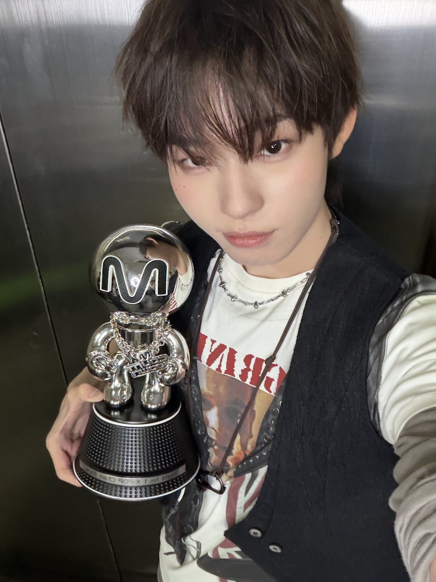 kickflip_jype's tweet photo. [#케이주]
위플립!!
정말 감사드립니당!!!!
진짜 데뷔하고 처음으로 엠카에서 1위 할 수 있어서 정말 행복하고 이번 활동으로 엠카 MC 계훈이형한테 멋진 1위를 주고 싶었는데 이렇게 위플립분들이 엄청 열심히 응원해 주신 덕분에 이렇게 행복한 결과를 받을 수 있었습니다!
정말 감사드리고 받았던 1위에 걸맞은 멋진 모습을 더욱더 보여드릴 수 있도록 진짜 열심히 하겠습니다!
이렇게 수많은 아이돌 중에서 저희를 찾고 응원해 줘서 정말 감사드리고 앞으로도 응원하고 싶고 계속 보고 싶은 위플립에게 유일한 멋진 아이돌이 되겠습니다!!
사랑해요 위플립!!!!