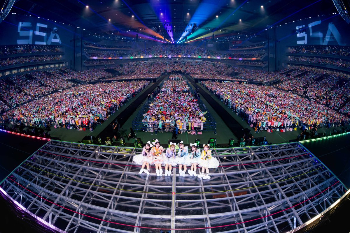 hiro_panketing's tweet photo. アソビシステム、東京ドーム約5万人という数字に思わず笑った。

今年2月にはFRUITS ZIPPERがデビュー4年目で東京ドーム公演を成功させた

中川悠介社長はこう言う。
「ライブをやっていることによってできたファンダムと、ソーシャルでバズってできたファンダムって別」。

❶ライブをやってできたファンダム
❷SNSでバズってできたファンダム
❸中川社長は、両方を大きくしてきた結果やと語る。

ライブの客とSNSの客は、入口が違うで。
アソビシステムは、その2つの入口を別々に育ててきたんやねん。