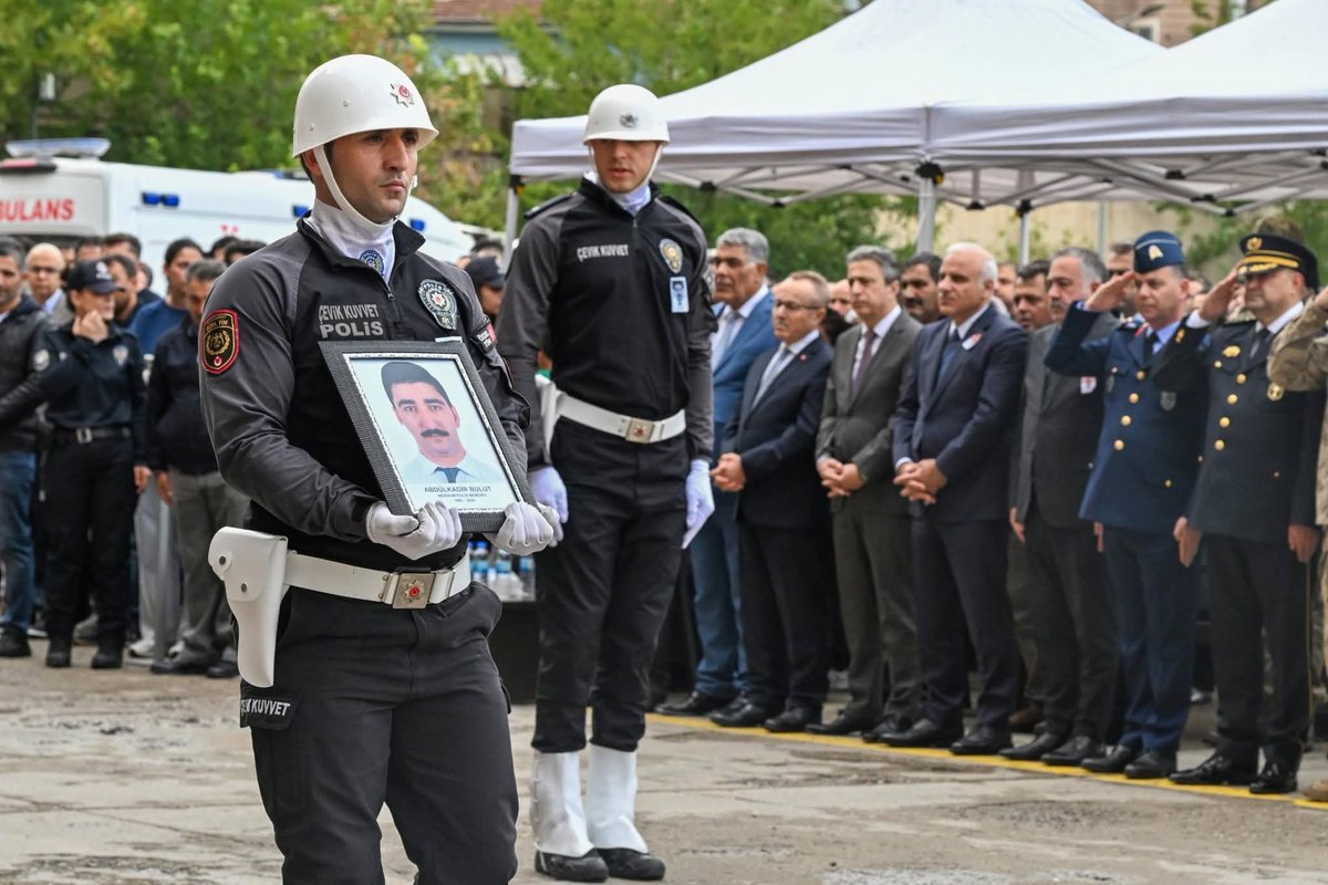 Yhsgihtholsun's tweet photo. Kalp krizi nedeniyle hayatını kaybeden polis memuru Abdulkadir Bulut Diyarbakır'da uğurlandı
Diyarbakır İl Emniyet Müdürlüğü'nde görevli polis memuru Abdulkadir Bulut, geçirdiği kalp krizi sonucu hayatını kaybetti. Bulut için düzenlenen cenaze törenine Vali Murat Zorluoğlu ve Emniyet Müdürü Murat Mutlu katıldı, Bulut son yolculuğuna uğurlandı.
(DİYARBAKIR) - Diyarbakır İl Emniyet Müdürlüğü'nde görev yapan ve geçirdiği kalp krizi sonucu hayatını kaybeden polis memuru Abdulkadir Bulut, son yolculuğuna uğurlandı.
Diyarbakır İl Emniyet Müdürlüğü Asayiş Şube Müdürlüğü kadrosunda görev yapan ve geçirdiği kalp krizi sonucu hayatını kaybeden polis memuru Abdülkadir Bulut için İl Emniyet Müdürlüğü'nde cenaze töreni düzenlendi. Törene Vali Murat Zorluoğlu, Emniyet Müdürü Murat Mutlu ve meslektaşları katıldı. Törenin ardından Bulut, son yolculuğuna uğurlandı.
Allah rahmet eylesin mekanı cennet olsun 🤲🇹🇷