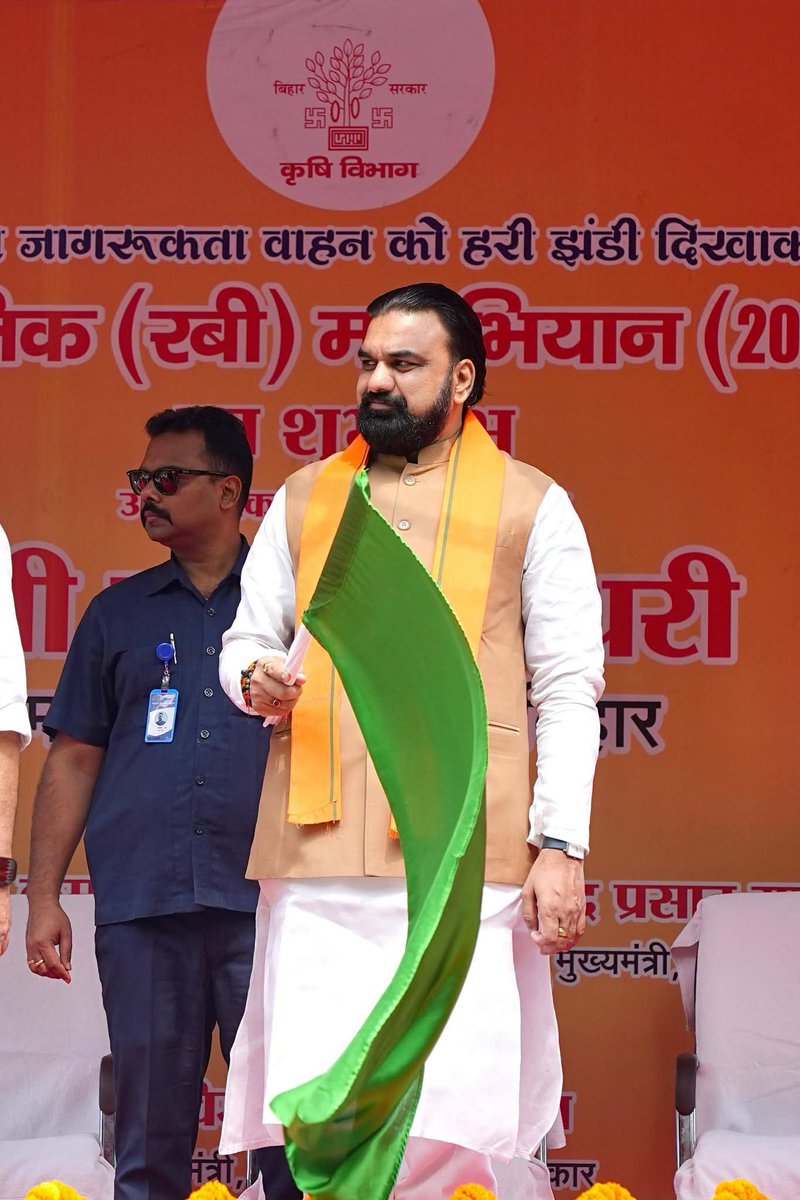 BJP4Bihar's tweet photo. आधुनिक खेती की ओर बढ़ते कदम, समृद्ध किसान-सशक्त बिहार! 

मुख्यमंत्री सचिवालय स्थित ‘संवाद’ परिसर, पटना में माननीय मुख्यमंत्री श्री @samrat4bjp जी, माननीय उपमुख्यमंत्री श्री @VijayKChy जी एवं माननीय कृषि मंत्री श्री @VijayKrSinhaBih जी ने किसान जागरूकता वाहनों को हरी झंडी दिखाकर राज्यव्यापी वासंतिक (रबी) महाअभियान-2026 का शुभारंभ किया।

इस अभियान के जरिए किसानों तक उन्नत कृषि पद्धतियों, आधुनिक तकनीकों और सरकारी योजनाओं की जानकारी पहुँचाई जाएगी, ताकि खेती को अधिक लाभकारी बनाया जा सके।

#RabiMahaAbhiyan2026 
#NDA4Bihar