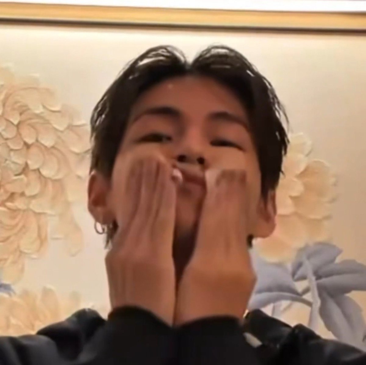 fakonsuayeiei's tweet photo. น้องแทแก้มเยอะมากจิงๆอะ ขนาดเช็ดหน้า จังหวะเช็ดแก้มคือยกเป็นลูกเลย5555555555555555 มันเขี้ยว แก้มนางเยอะคัก อยากบีบเด้😭 https://t.co/qXhYIL4wiL
