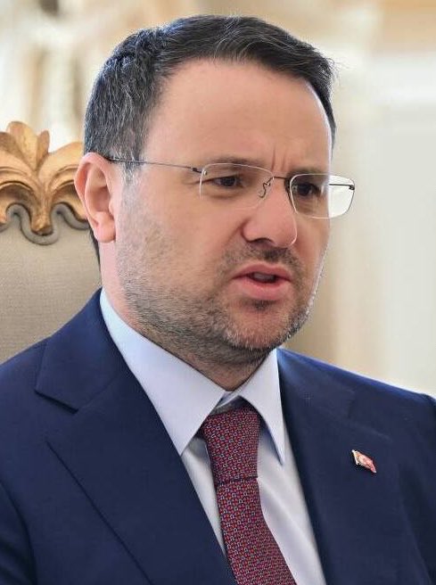 posttmodern's tweet photo. — Ekrem İmamoğlu, Akın Gürlek ile telefon görüşmesini anlattı:

"Ben kendisini aradım. İki hafta sonra aradım bunları yaşattıktan sonra. Gün gibi hatırlıyorum, kayıtlarımda da var. Çıkarttım istedim yani, İBB'nin kayıtlarında da var.

En fazla 23'ü 24'ü, Cumhuriyet Bayramı'ndan bir hafta önce, bu günlerde tam iki sene önce. Telefonu bende yok, kendisini aradım.

Peki kendisi telefonunu açtı, dedim ki 'Ben İstanbul Büyükşehir Belediye Başkanı Ekrem İmamoğlu.' Tanımıyorum çünkü telefonunu bir yerden aldılar protokolde. Çok çok tiz bir sesle 'Buyurun efendim' dedi.

Ben dedim, 'Bu tür müdahaleleri görüyorum ve sizden randevu istedim, 1 hafta 10 gündür randevu vermiyorsunuz. Niçin vermiyorsunuz?" dedim. "Çok yoğunum.'

'Bakın' dedim, 'Sizi İstanbul Valisi ziyarette, teamül gereği İstanbul Valisinden sonra ziyaret etmesi gereken kişi benim". "İstanbul yargısının en fazla hizmet aldığı kurumdur İstanbul Büyükşehir Belediyesi'

'Buradaki yargı mensupları da bilir, savcısından hakimine, arabalarından tahsisten servislerine kadar başka hizmetlerine varıncaya kadar en çok hizmet aldıkları kurumdur.'

'Dedim ben sizi İstanbul Büyükşehir Belediye Başkanı olarak aramıyorum ha!' dedim yani. 'Ne demek yani, yoğunsunuz, bende gelip yarım saat ne oluyor ne bitiyor diye sohbet edip, hayırlı olsun demekte başka bir niyetim yok.'

'Hani bir iki hafta içinde hallederim' dedim, 'Bak hala siz dalga geçiyorsunuz' dedim. Yine o hiç unutmadığım kulağımda duran tiz sesiyle taklit yapmayacağım burada.

'E ben hemen çözmeye çalış çözmek değil, bana ya dedim bu hafta randevu verin ya da vermeyin". "Bu kadar net'.

Ve akabinde, akabinde özel kalemle görüşerek bayağı uğraştılar 1,5-2 gün. Hiç unutmuyorum, çarşamba günü 30 Ekim'e randevu verdi. Saati de belli, kayıtla var.

Ve 28 Ekim 29 Ekim'de Coşkulu Cumhuriyet Bayramı'nı kullandık, kutladık. 30 Ekim sabahı o kişi Esenyurt Belediyesine operasyon yaptı.

İşte, bir gün önce de o randevuyu iptal etti. Talep ettim bir gün sonra da Esenyurt'a operasyon yaptı."

#ibbdavası