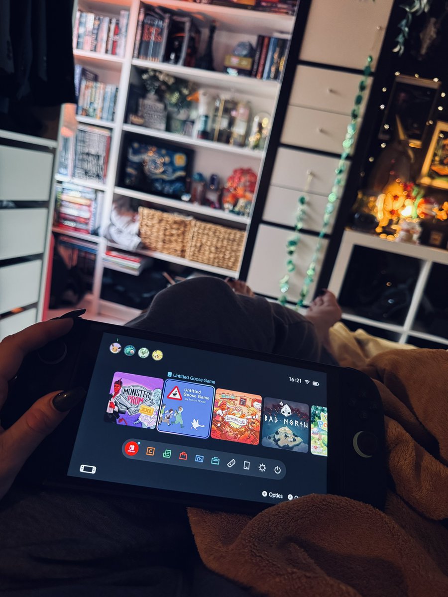 PhaedraGoddess's tweet photo. Peak cosy autumn day: sipping tea while watching The Nightmare before Christmas, and getting some more cosy games to play 🖤🍂🪿 https://t.co/QTW3A6LOkf