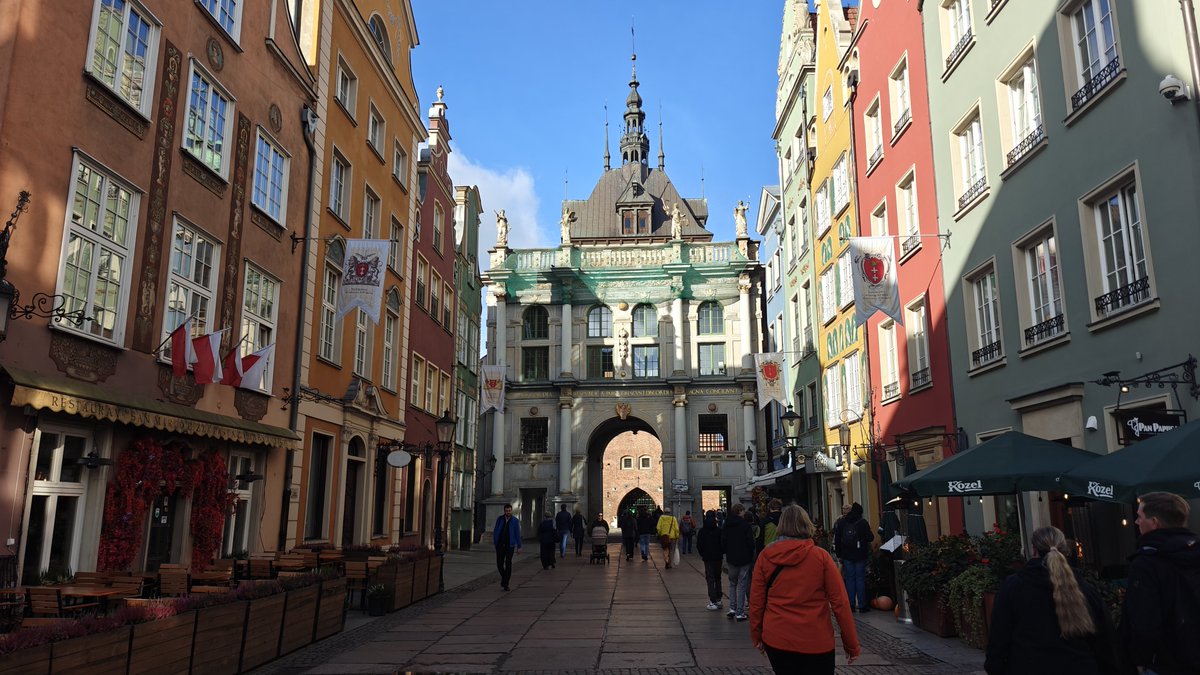 VikasSwarup's tweet photo. Super impressed by Gdańsk’s Old Town! 🇵🇱 A stunning blend of colourful facades, beautiful architecture and centuries of history. Every street seems to tell a story. Poland continues to surprise and delight me! https://t.co/0ygVSQ06pc