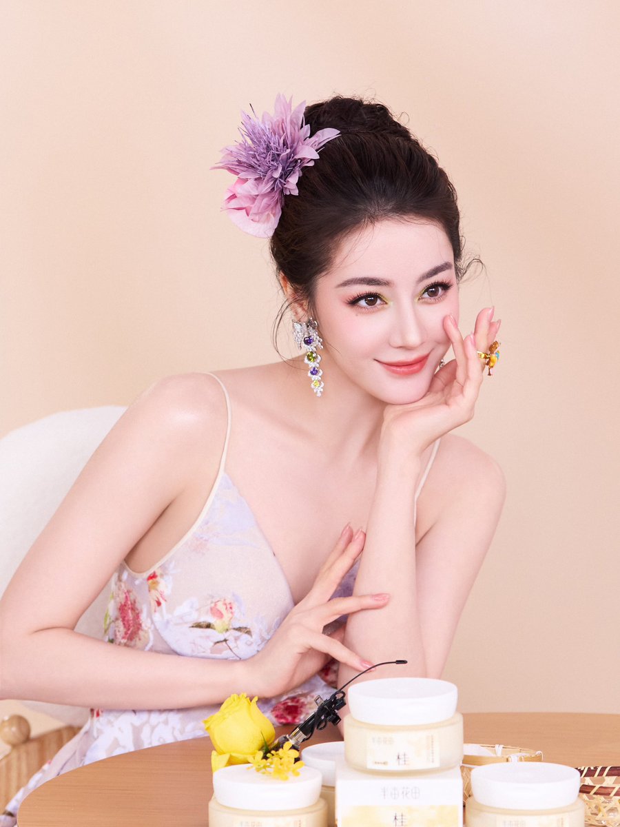 xu341762's tweet photo. An autumn date awaits! Play with flower arrangements, inhale golden osmanthus, and soak up the cozy wonders of fall.🌞
#Dilraba Dilmurat 
#迪丽热巴 https://t.co/sXhtzumZ6v