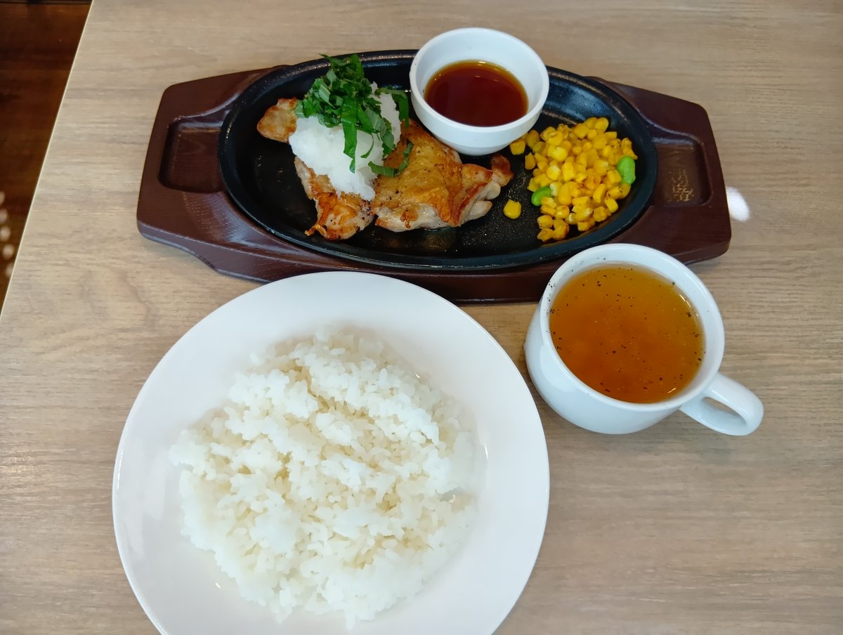hr18com's tweet photo. 最近行ったお店♪
ガスト（都内某所）
株主優待が配布されたので早速使いに🍴
1000円単位で使えるのでお会計が1000円ちょいになるくらいで調整⚖️
セルフレジでも優待券が使えるので会計もラクチンです👍 https://t.co/neNMadLyMG
