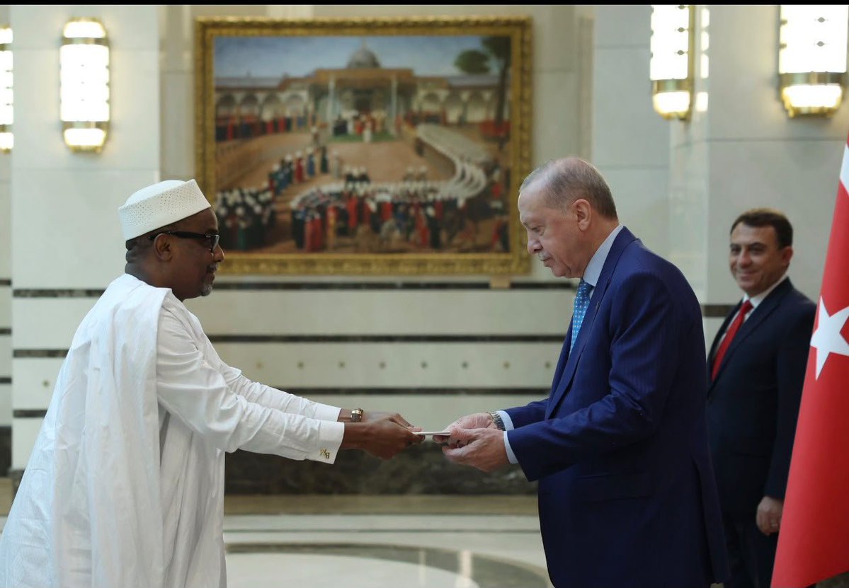 MaliMaeci's tweet photo. Son Excellence Monsieur Oumarou MAIGA, Ambassadeur extraordinaire et plénipotentiaire de la République du Mali près la République de Türkiye, a présenté,  le mardi 13 octobre 2026, ses Lettres de créance à Son Excellence Monsieur Recep Tayyip Erdoğan, Président de la République de Türkiye .

A l’occasion de l’audience qui lui a été accordée à l’issue de la cérémonie solennelle, l'Ambassadeur MAIGA a transmis au Président turc les chaleureuses et fraternelles salutations de Son Excellence Le Général d'Armée Assimi GOITA, Président de la Transition, Chef de l’Etat. Il a, en outre, renouvelé son engagement à contribuer à la consolidation du partenariat stratégique entre les deux pays, dans un esprit de solidarité, de respect mutuel et d’intérêt partagé. Il a saisi cette occasion pour rappeler le nouveau paradigme de gouvernance endogène du Mali, sa vision stratégique de développement ainsi que les nouveaux principes directeurs qui régissent ses relations partenariales.  

S’agissant des questions bilatérales, le Président de la Türkiye et le Diplomate malien  ont eu un entretien fructueux sur les perspectives du raffermissement des relations d’amitié et de coopération bilatérale, notamment dans les domaines prioritaires de la défense, du développement économique, y compris les mines, le commerce, l'énergie et  le renforcement des capacités des ressources humaines. Dans cette veine, ils ont mis en relief le développement des échanges entre les deux pays, notamment le renforcement des visites de haut niveau politique ainsi que la reprise diligente de la desserte du Mali par Turkish Airlines.

En ce qui concerne les dynamiques géopolitiques sous-régionales, Son Excellence Monsieur Recep Tayyip Erdoğan a salué les efforts importants de nos plus hautes Autorités dans la lutte contre le terrorisme, et réaffirmé son soutien au combat de la Confédération AES dans la sécurisation de son espace et la promotion du développement durable qui participent à la stabilité et à prospérité de la sous-région et au-delà. 

Saluant la qualité exceptionnelle du partenariat entre le Mali et la Türkiye, les deux personnalités ont renouvelé la volonté de leur pays à intensifier et à diversifier les domaines de leur coopération bilatérale à la hauteur des potentialités économiques et des opportunités d’affaires entre les deux pays amis.

Bureau de l'Information et de la Presse/ MAECI.