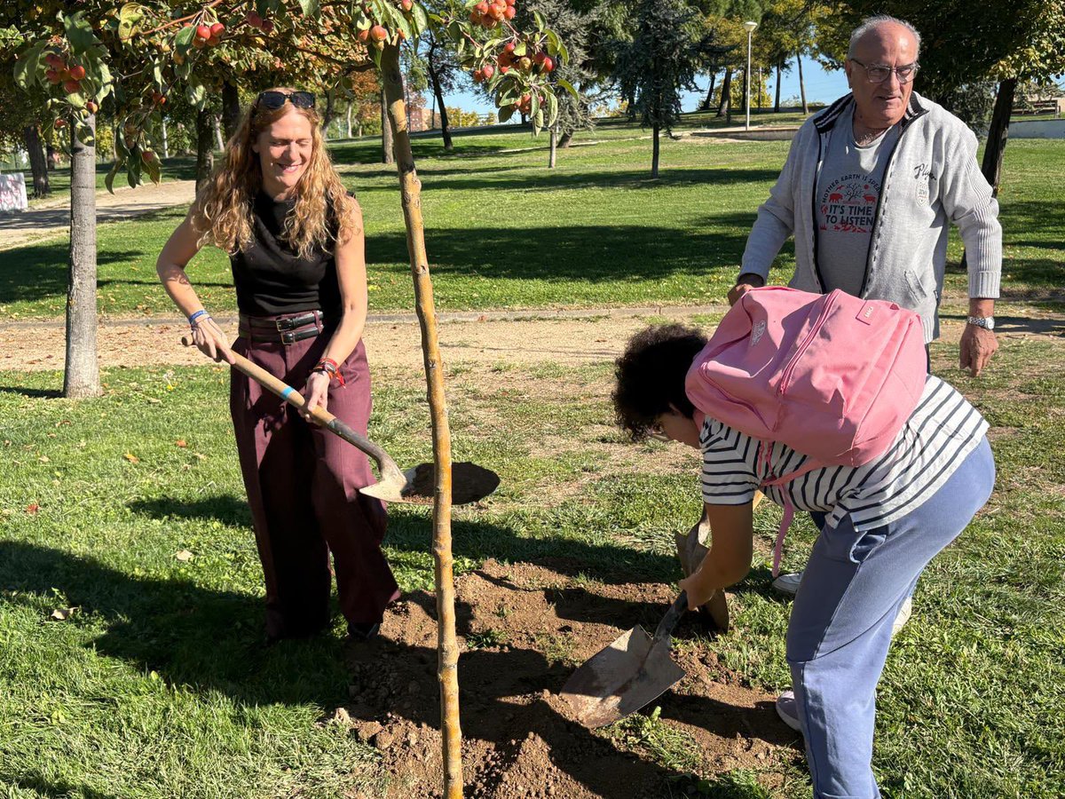 ppAlcorcon's tweet photo. 🌳💚 ¡Un año más plantando árboles con APARKAM!

Ya son 16 años compartiendo esta bonita iniciativa para dar visibilidad al párkinson y acompañar a quienes conviven con esta enfermedad y a sus familias.

Cada árbol nos recuerda la importancia de seguir apoyando la investigación y de contar con los cuidados y recursos necesarios para mejorar su calidad de vida.

¡Gracias, APARKAM! Nos vemos en la próxima plantación. 💚🌳