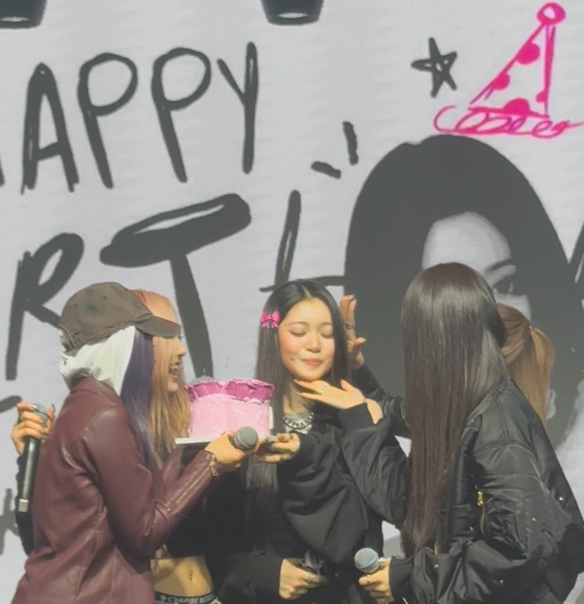 dhtdhhtd's tweet photo. #HAPPYYESEULDAY πππ https://t.co/oefBpcDzv1
