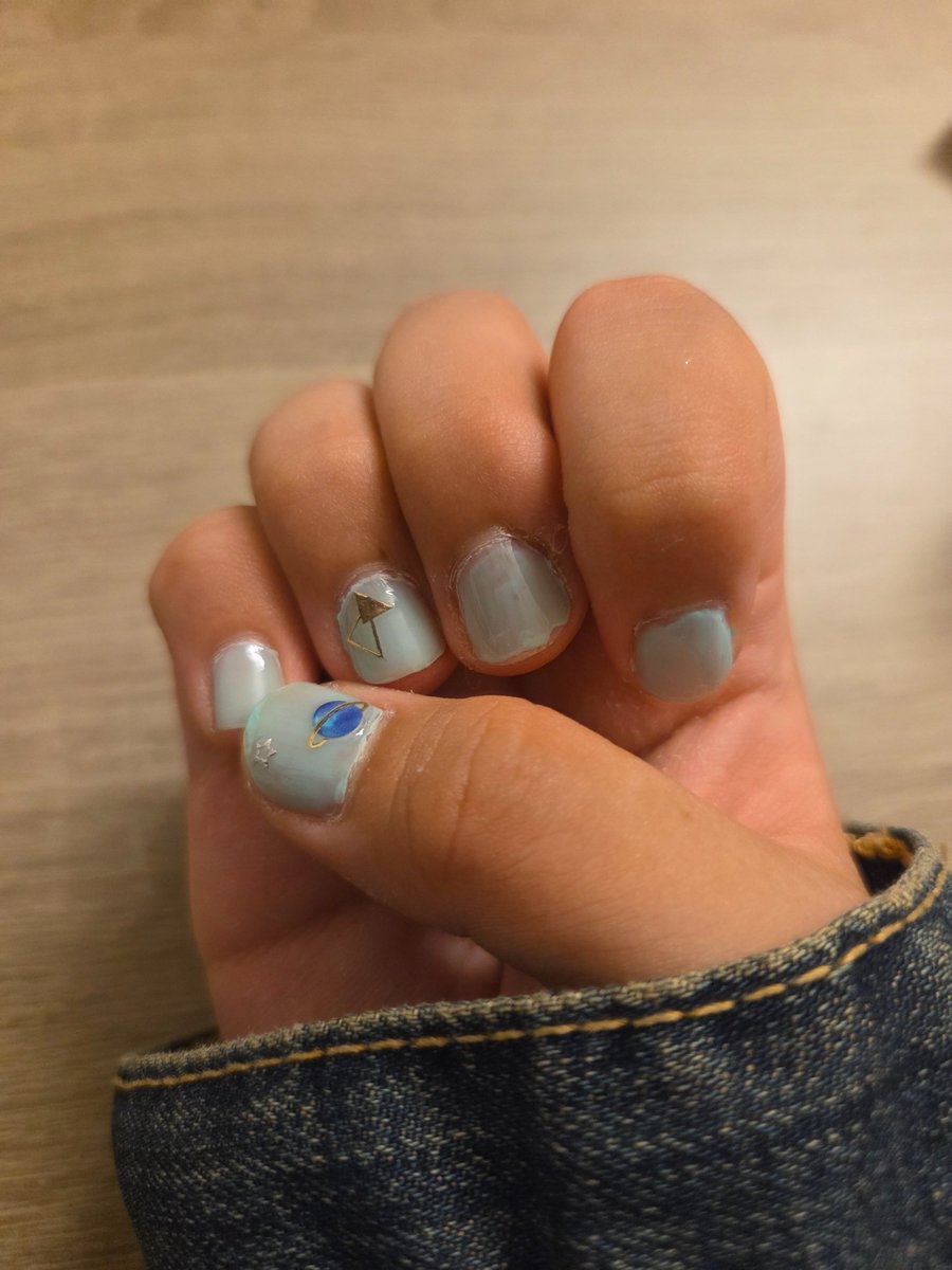 blueice426's tweet photo. 写真下手すぎるし剥げてきちゃってるけどセリアのジェルネイル風マニキュアかわいすぎたディズニーのショップのキャストさんにも褒められて嬉しい
キャストのお姉さん優しすぎるよ😭 https://t.co/FY48Zblnb9