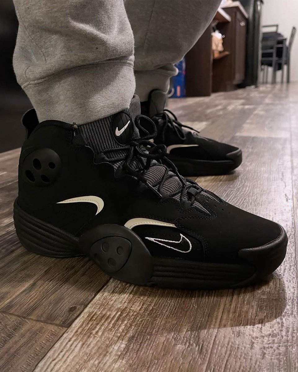 SneakerNews's tweet photo. The Nike Air Flight One is BACK for Fall 2027 👀

MJ and Penny wore these during the 1995 Eastern Conference Semifinals 🏀

Our full breakdown >> https://t.co/j0K4mMtPo4 https://t.co/x2vOFBEwv4