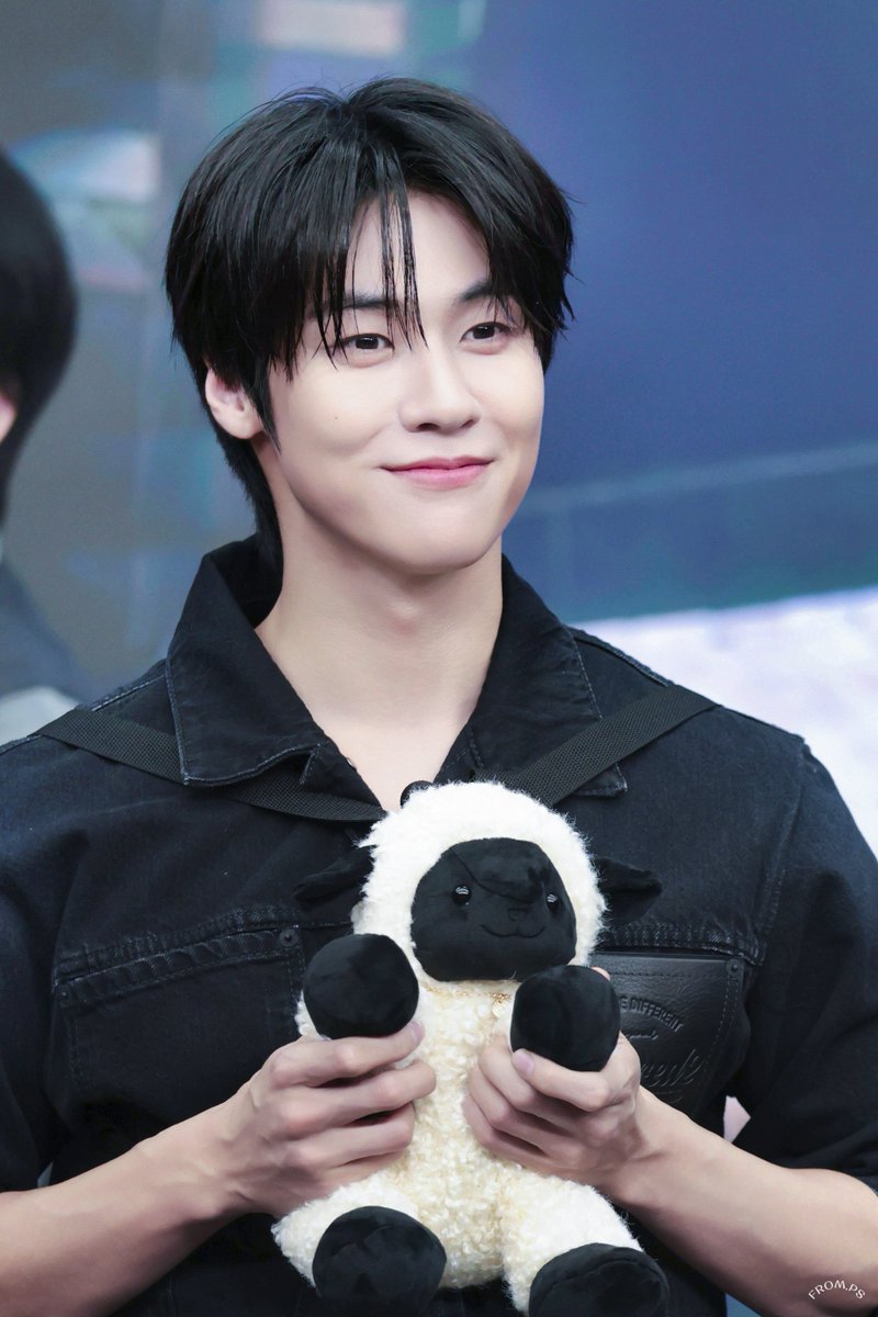 FromPs_NF's tweet photo. 양🐑인형이랑 입모양 똑같은 거 봐👀😊

26.10.11📸 헬로라이브 팬사인회 이승협💕
#NFlying #엔플라잉 #이승협 #LeeSeungHyub https://t.co/y84IIfY9Dm