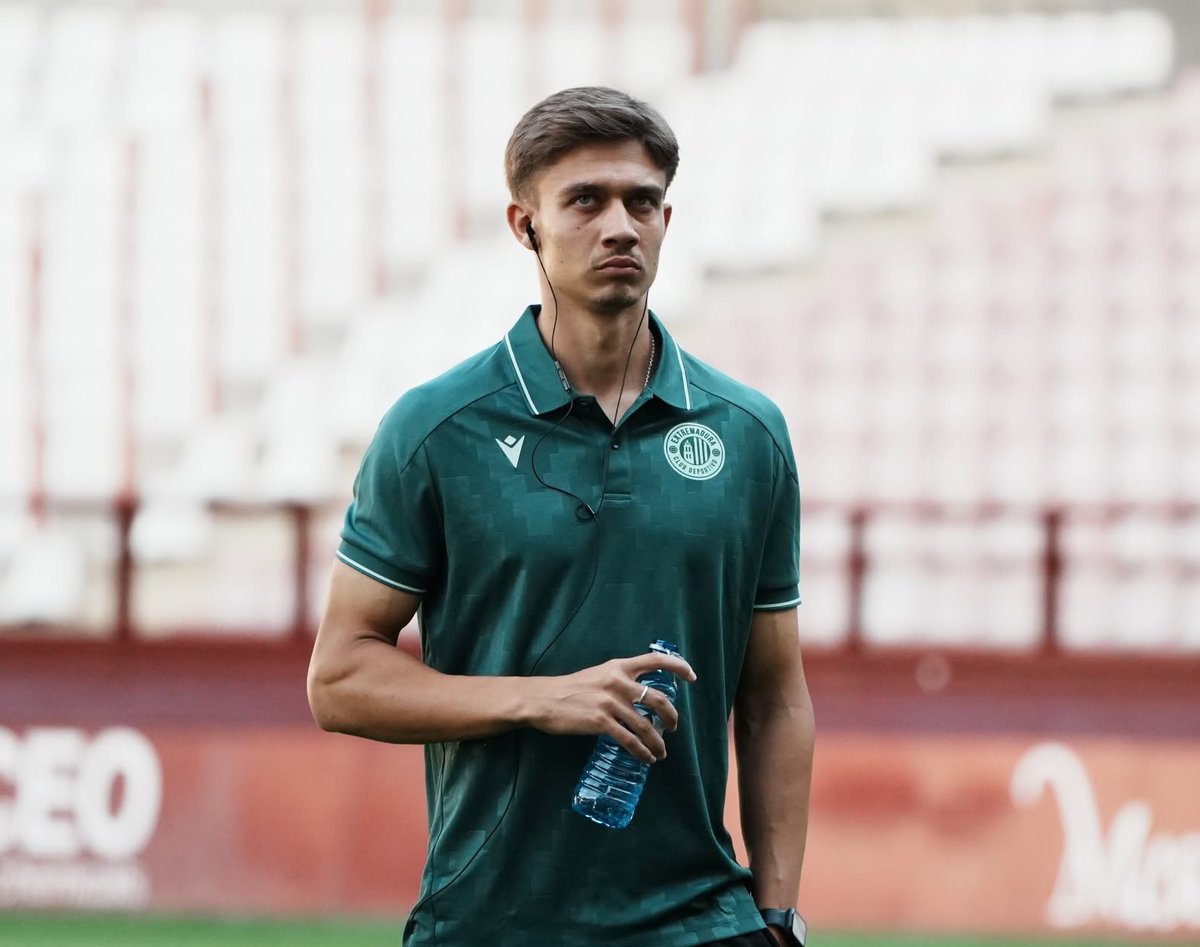 radiogolex's tweet photo. ⚽️PRIMERA FEDERACIÓN

𝐋𝐮𝐢𝐬 𝐍𝐢𝐜𝐨𝐥á𝐬, 𝐥𝐢𝐬𝐭𝐨 𝐞𝐧 𝐞𝐥 𝐄𝐱𝐭𝐫𝐞𝐦𝐚𝐝𝐮𝐫𝐚

🟦🟥Buenas noticias en el Extremadura. Luis Nicolás ya está listo de su recuperación y podrá entrar en la convocatoria de David Rocha para el partido de este sábado ante el Real Unión.

El pivote azulgrana, que se lesionó en Barakaldo en una aparatosa caída, ha estado 4 partidos ausente. Su recuperación ha acortado plazos. 

Rocha sólo tendría así a Rober Correa en la lista de lesionados. La competitividad crece en la medular. 

Foto: @CDExt1924