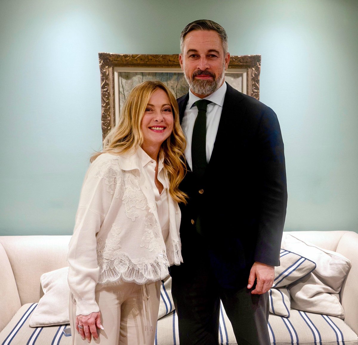 Santi_ABASCAL's tweet photo. En Bruselas, fructífera reunión con mi amiga Giorgia Meloni. Occidente atraviesa un momento decisivo y Europa no puede seguir gobernándose desde la resignación. Italia eligió otro camino y hoy es una nación más fuerte y más respetada. España también puede elegirlo. Gracias por tu amistad, @GiorgiaMeloni.